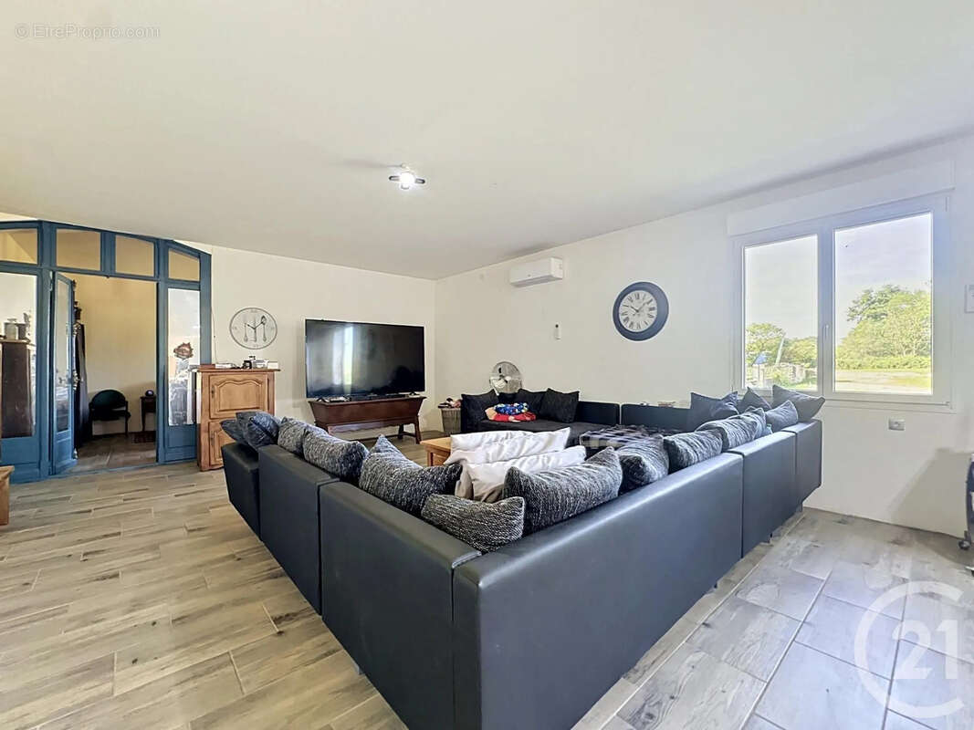 Maison 239 m² à Mesnil-Saint-Pere  - photo 4