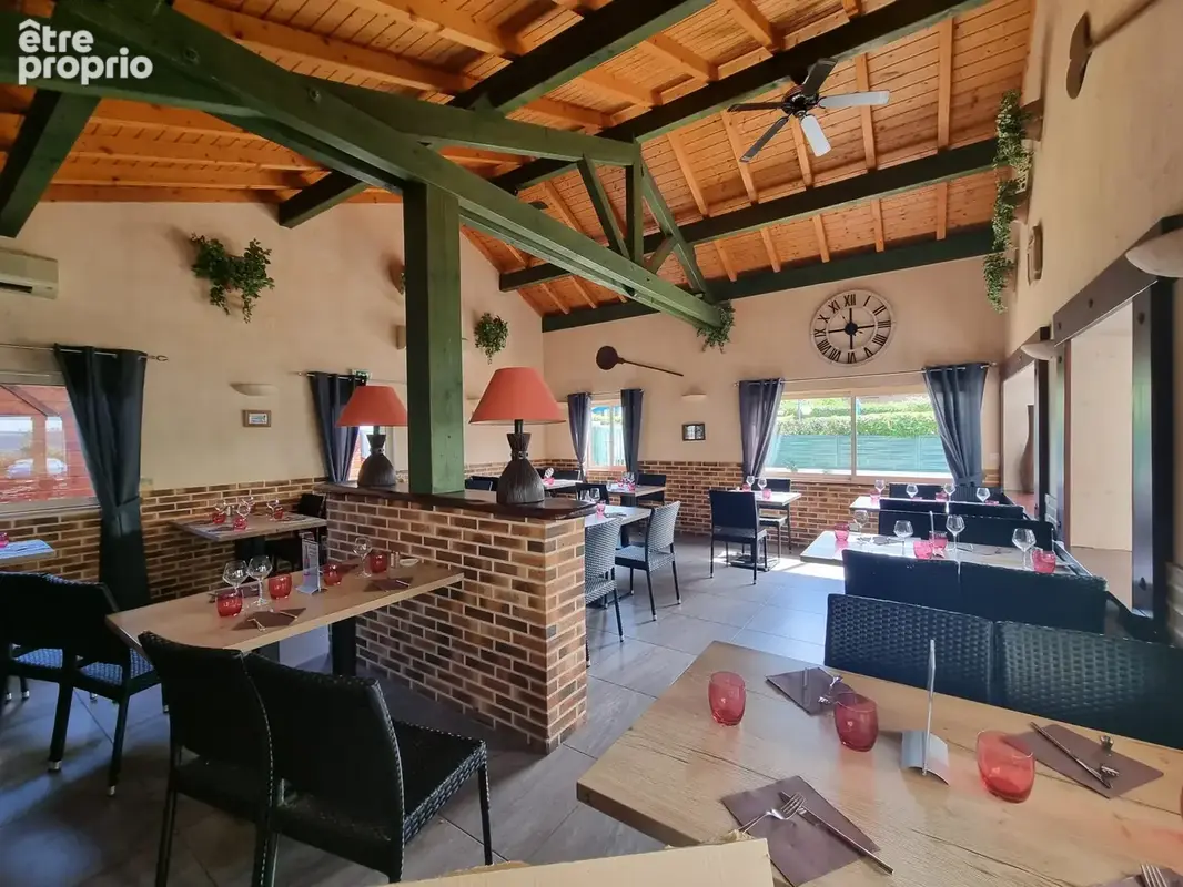 Murs et fonds de commerce d'un restaurant avec terrasse avec Appartement de 163 m2 avec terrasse + studio - photo 5