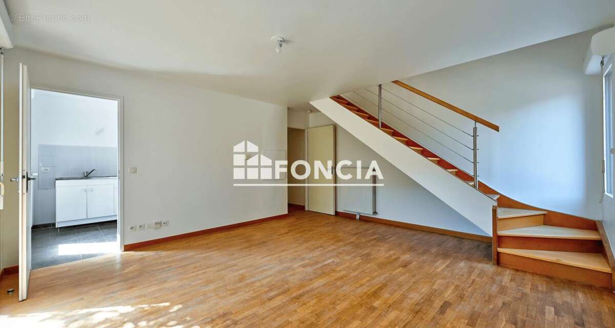 Appartement en duplex avec 2 places de parking proche des écoles, des commerces et des transports - photo 2