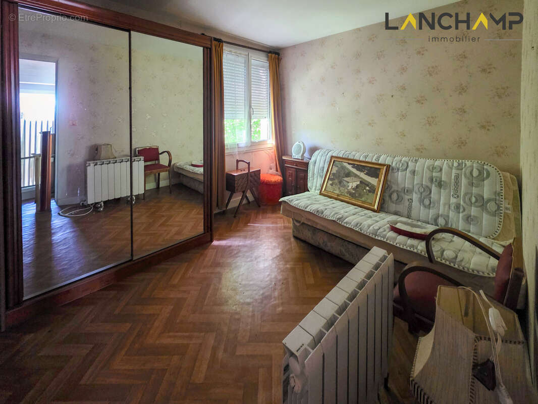 Vions   Maison individuelle à rénover avec 4 chambres sur un terrain arboré de 1 571 m2 - photo 5