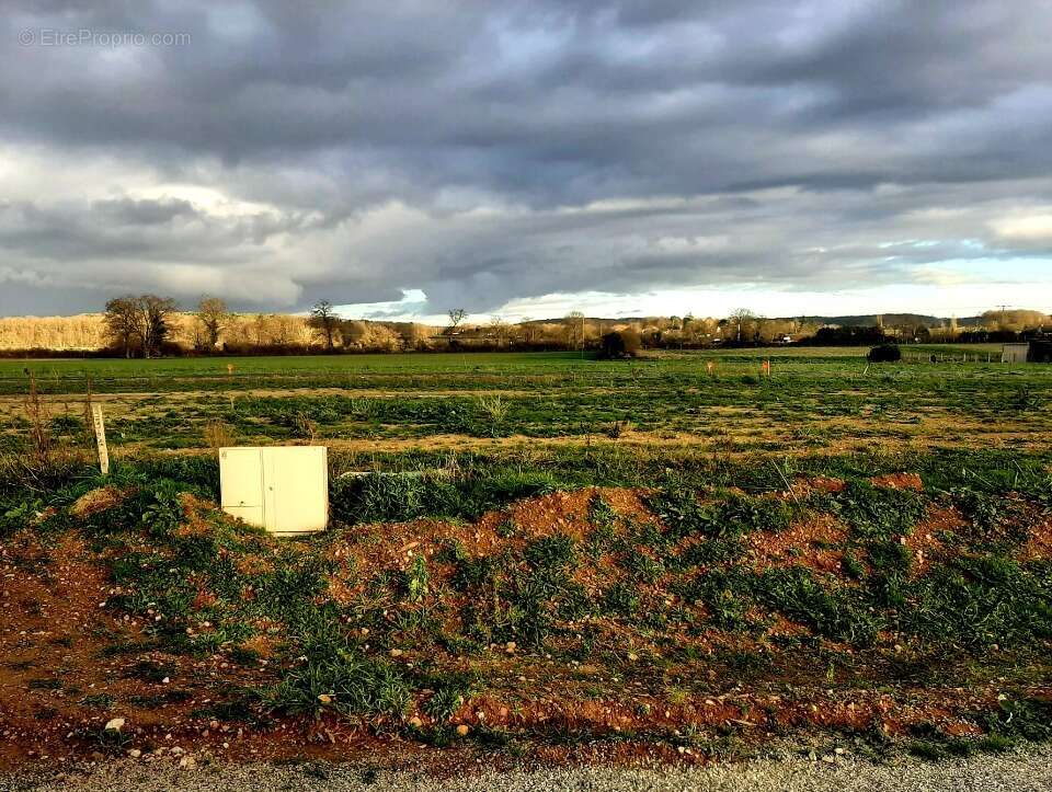Terrain à NEUVILLE-SUR-SARTHE