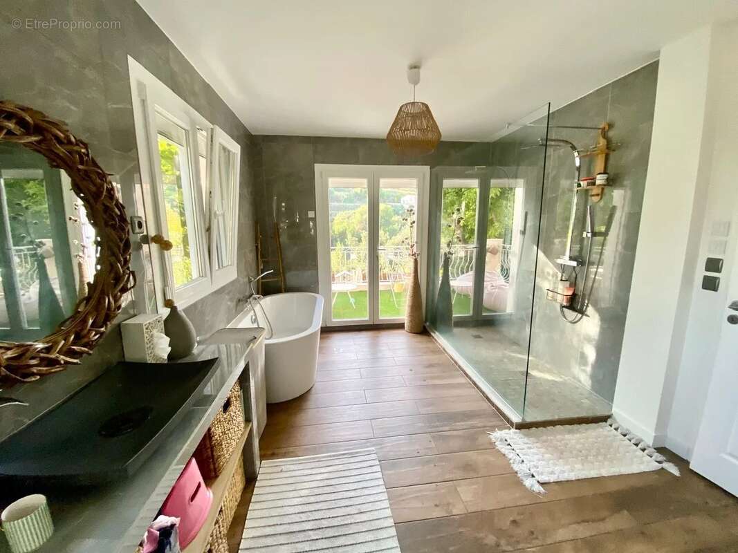 Appartement à SAINT-LAURENT-DU-VAR