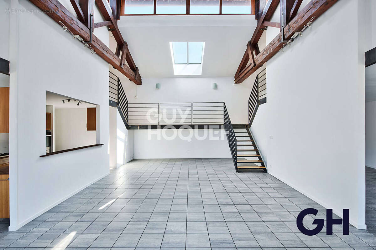 Loft - Sathonay Camp 210 m² - photo 3