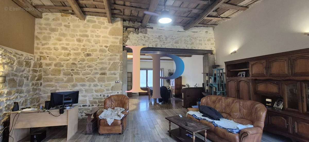 Maison à POUILLY-SOUS-CHARLIEU