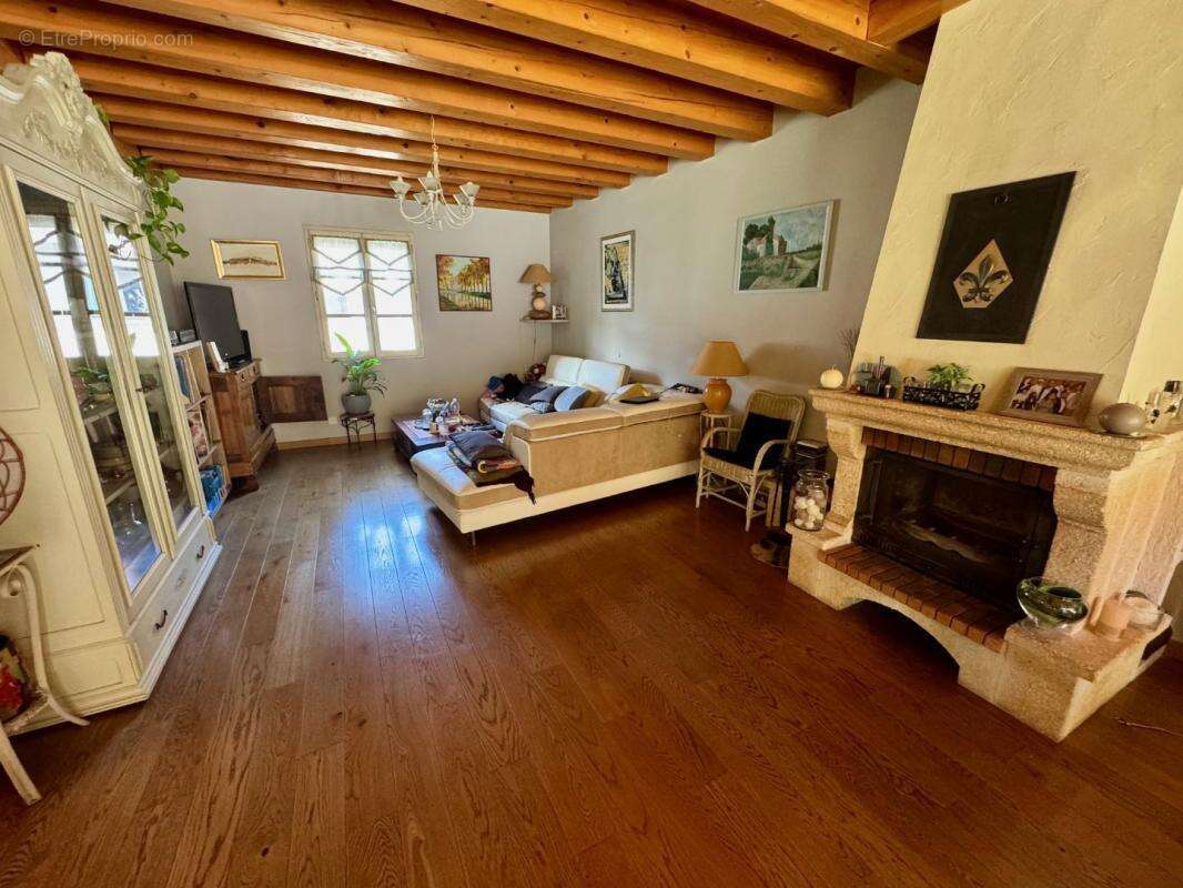 Maison à ENTRAYGUES-SUR-TRUYERE