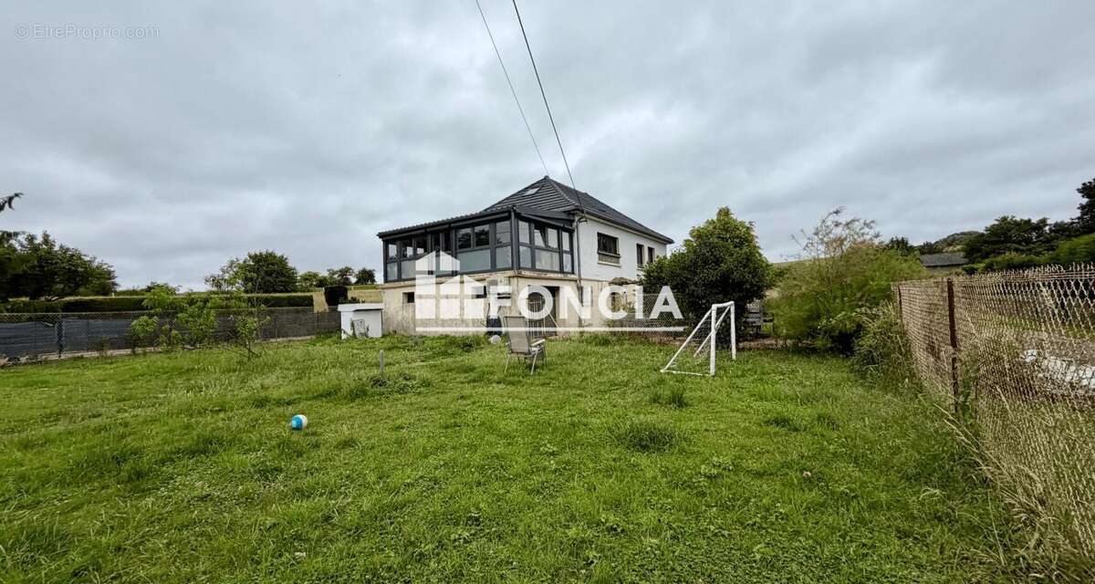 Proche Faulquemont et Saint Avold, belle maison de 160 M2 rénovée avec goût et offrant de belles prestations sur un terrain de 1 - photo 11