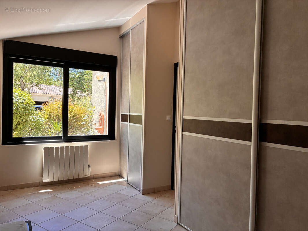 Maison de plain-pied de 156 m2 avec piscine, garage et terrain arboré - photo 2