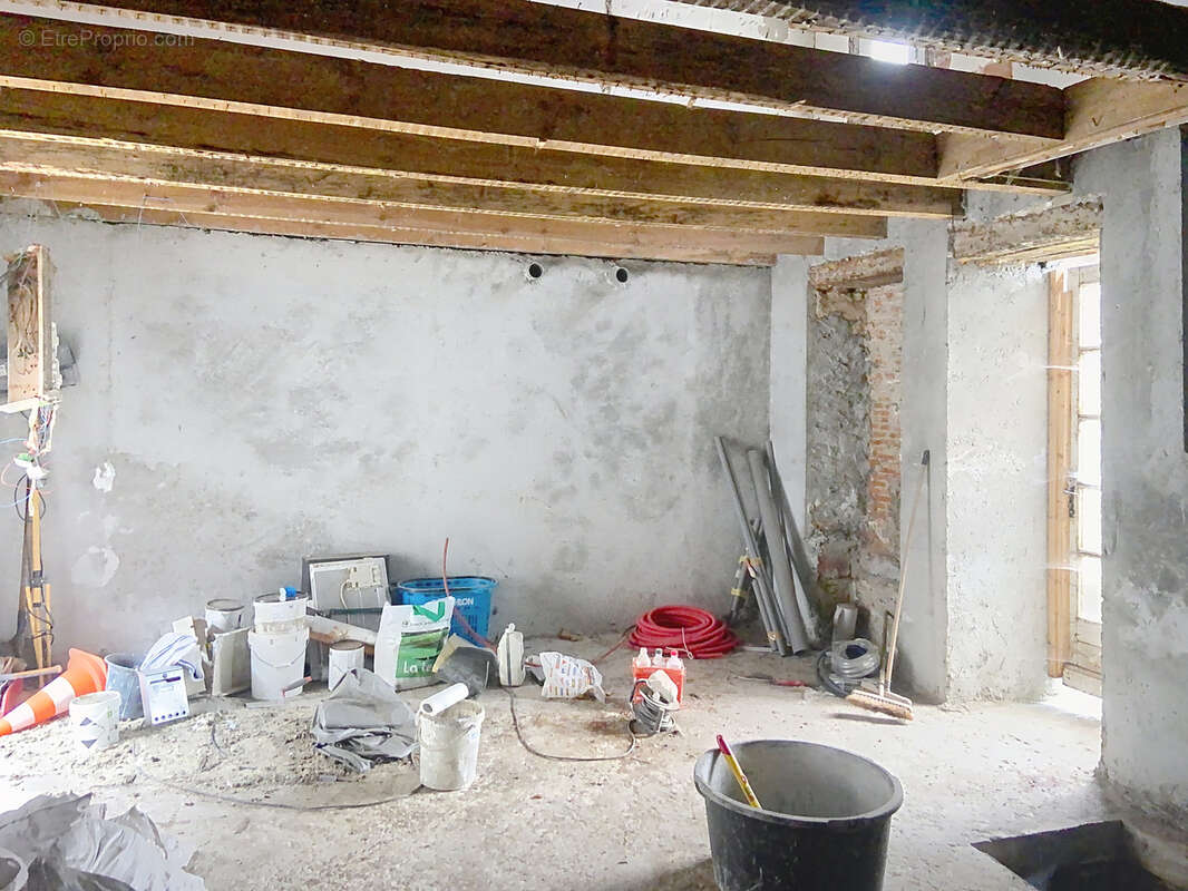 Maison de village en pierres dans le centre de bourg de VAYRES. - photo 3