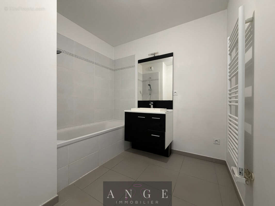 Appartement t3 - 65m2 - terrasse - double box - résidence standing - piscine - marseille 11 les camoins - photo 5
