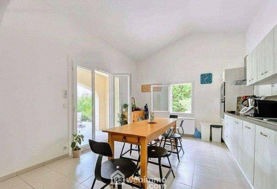 Cuisine ouverte conviviale prolongée par un espace repas chaleureux idéal pour recevoir en toute simplicité. - Maison à SAINTE-MAXIME