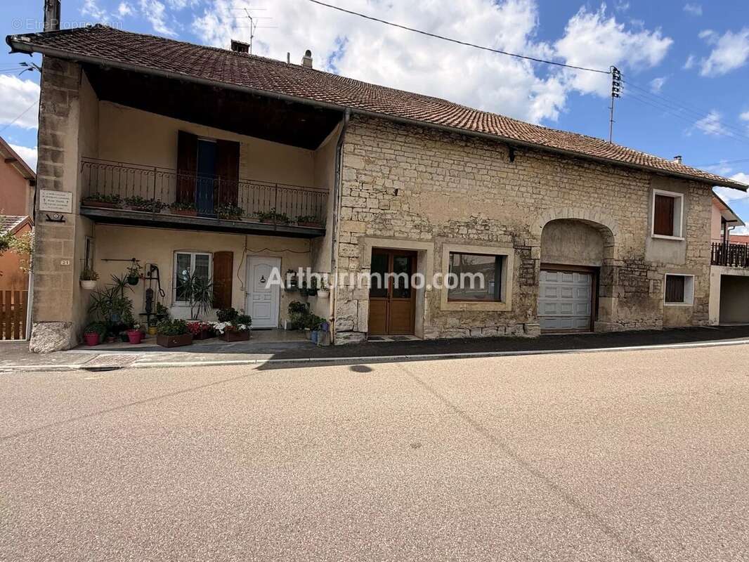  Maison de village avec jardin intimiste, dépendances de plus de 150 m² et fort potentiel d'aménagement - photo 2