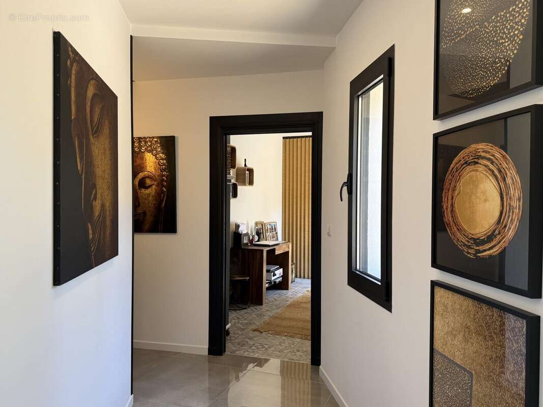 Maison 201 m² à Saint-Cyr-Sur-Mer  - photo 6