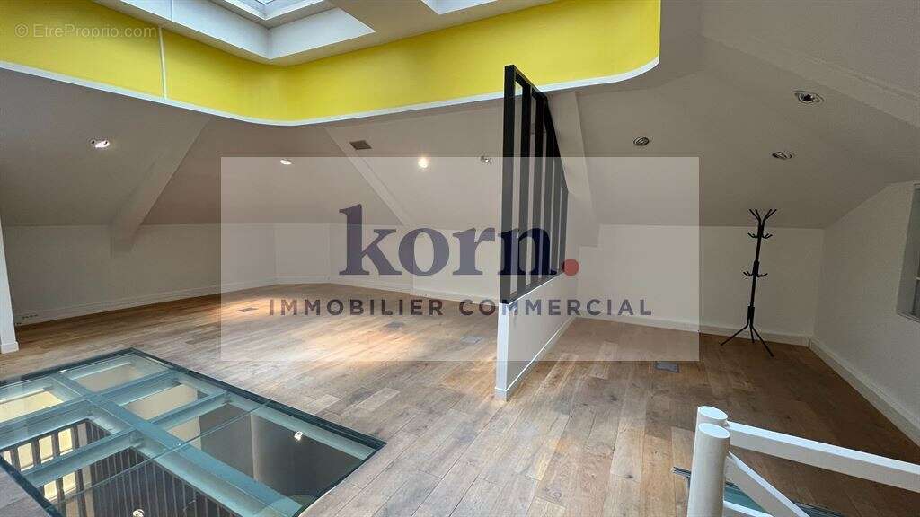 Commerce à PARIS-8E