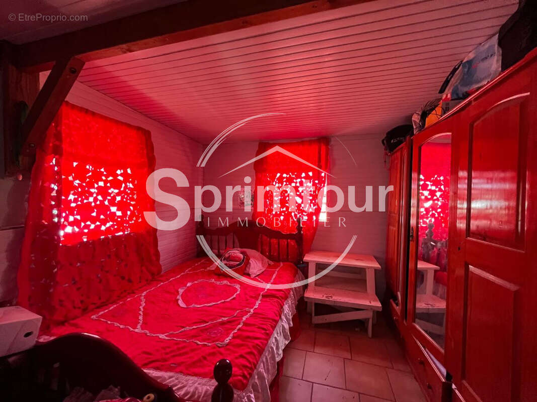 BASSE-TERRE - Maison familiale T 5 avec studio indépendant - photo 13