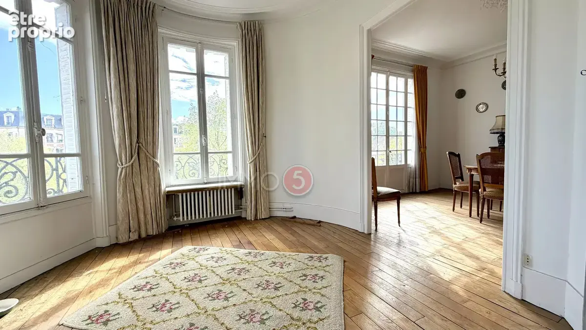 F5 haussmannien secteur mairie. Ascenseur, cave et box. - photo 6