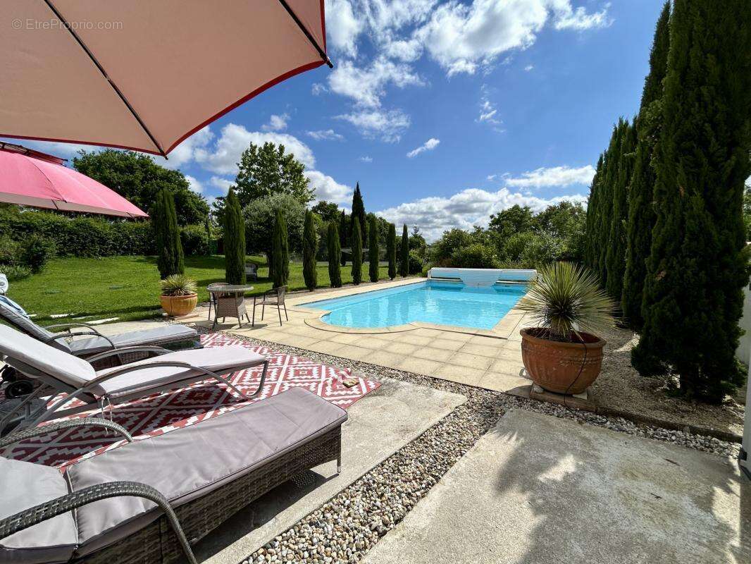Élégant Corps de ferme de 4 Chambres avec Piscine et Court d - photo 3