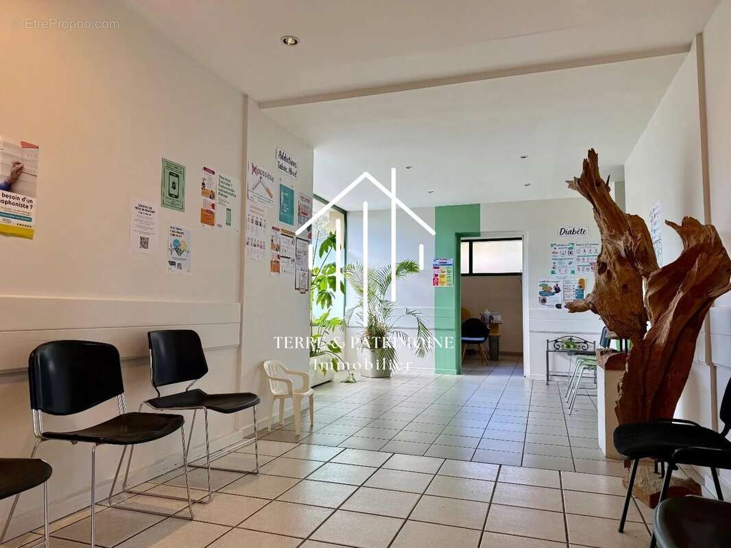 Commerce à VALLON-PONT-D'ARC