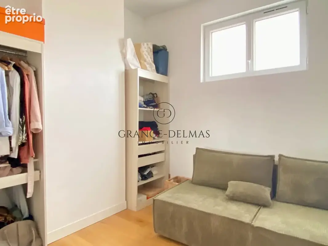 Appartement immeuble pierre avec 2 chambres, dernier étage, double exposition - SAINT SEURIN - photo 9