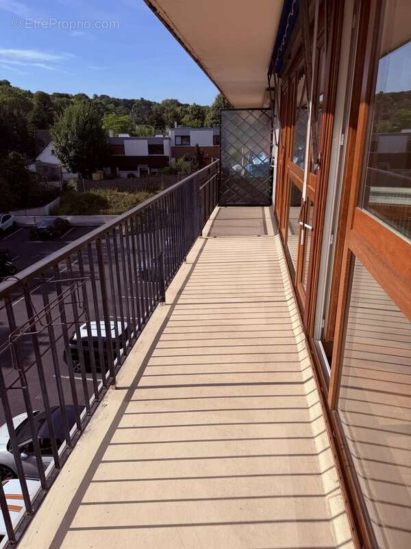 Bougival – Appartement familial 3 chambres avec terrasse et parking – Résidence arborée avec piscine - photo 4