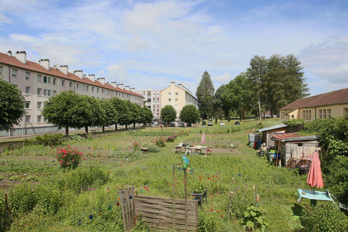 Ensemble de trois immeubles avec jardin et garages - photo 2