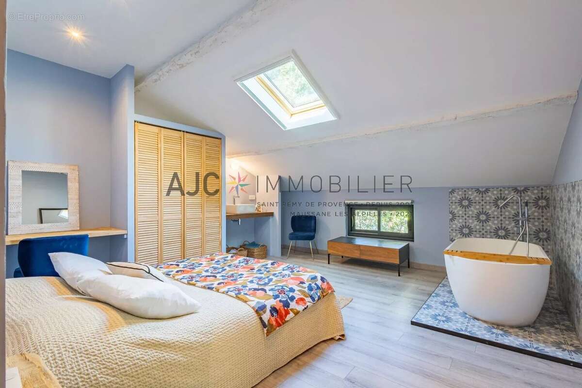 Saint-Rémy-de-Provence – À pied du centre, une maison rénovée au charme de la campagne - photo 17