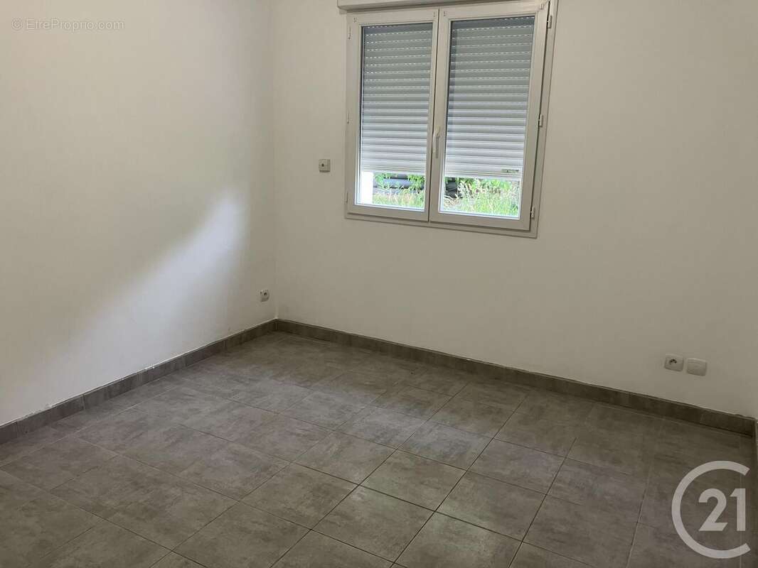 Maison à MONCETZ-LONGEVAS