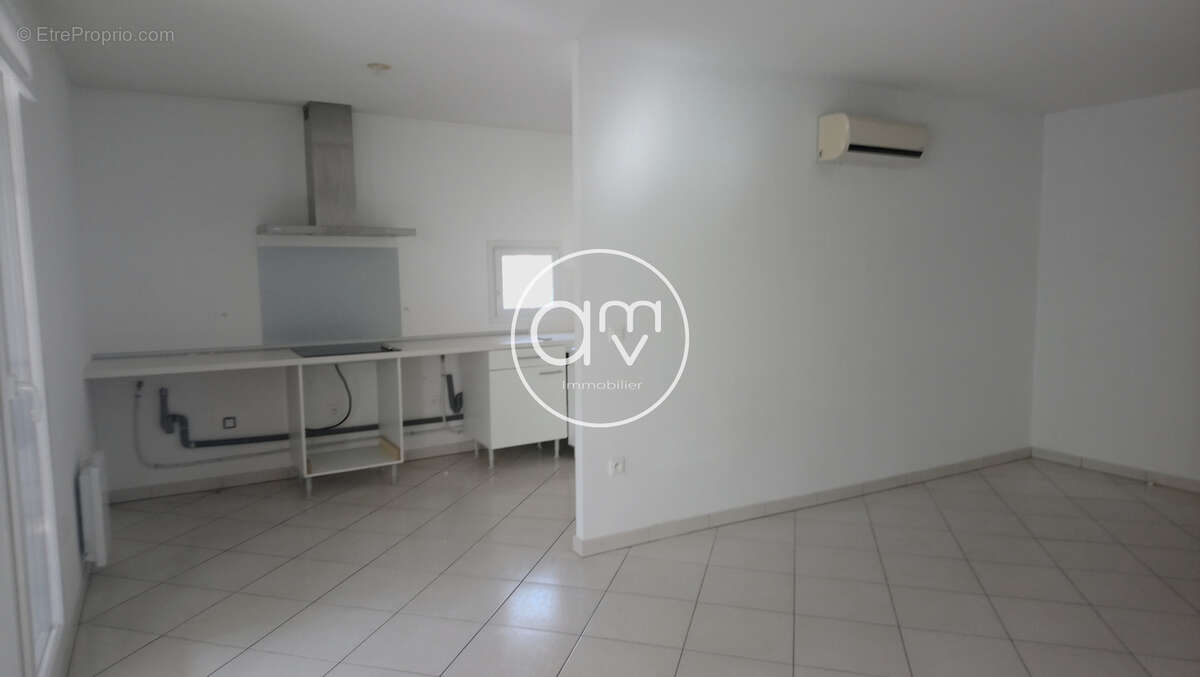 En vente à Hyères (83) : grand appartement avec terrasse - photo 4