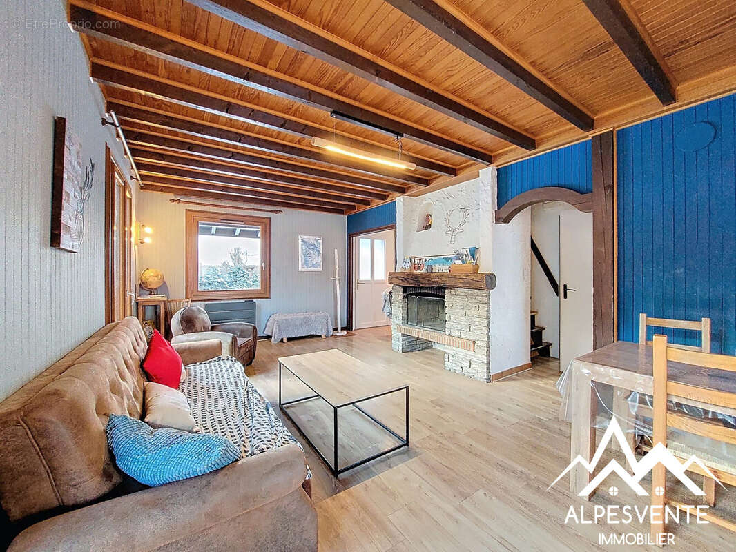 Maison à LA RIVIERE-ENVERSE