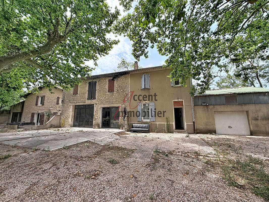 Ensemble immobilier sur 13500m² de terrain. - photo 2
