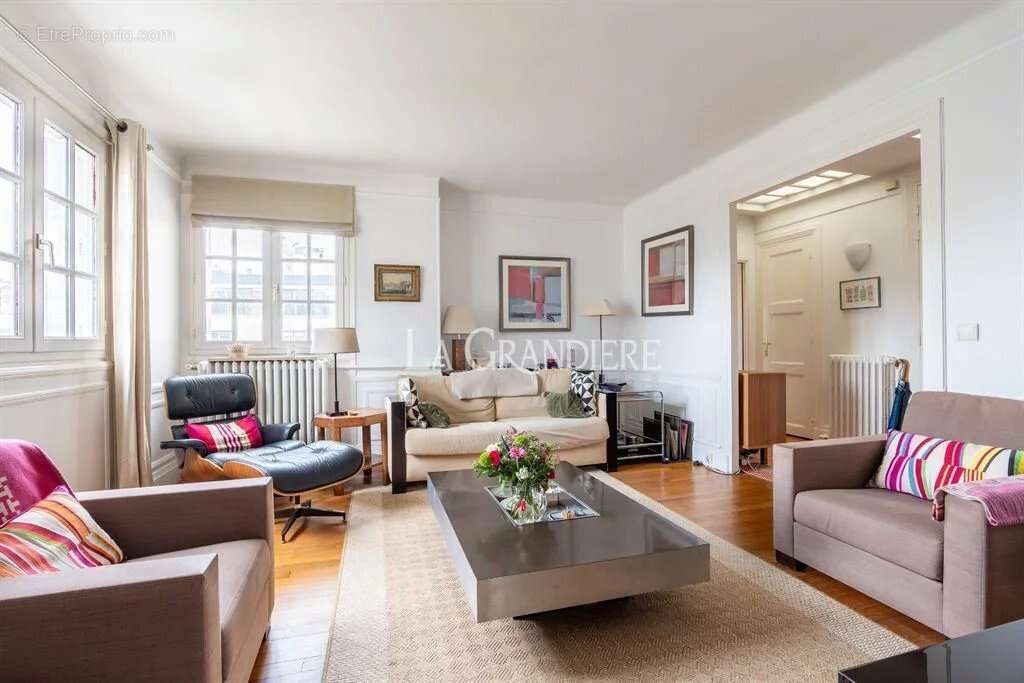 Appartement à PARIS-16E