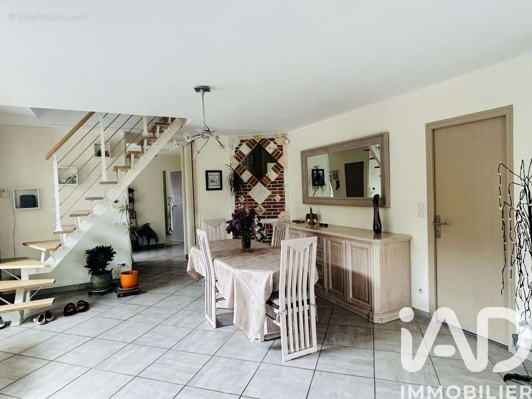 Maison 180 m² à Neuville-Ferrieres  - photo 8