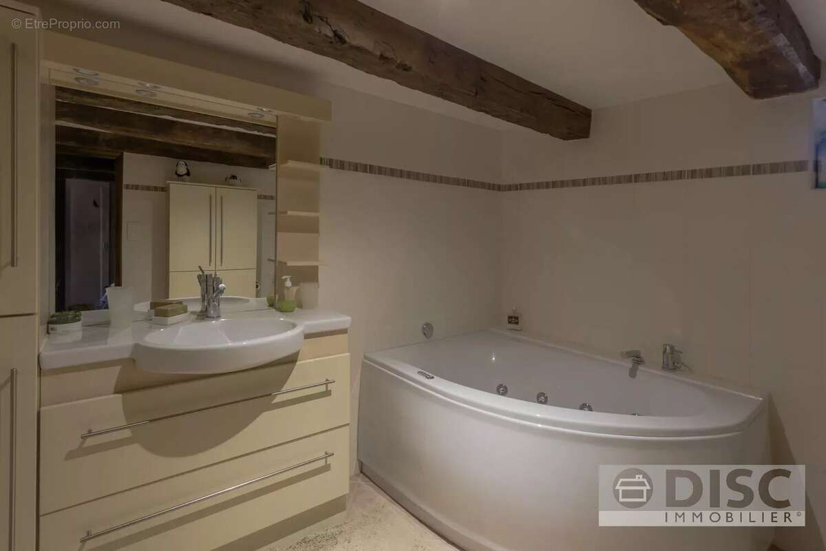 Corps de ferme rénovée avec spacieux gîte indépendant, dépendance, piscine et superbes vues. - photo 11