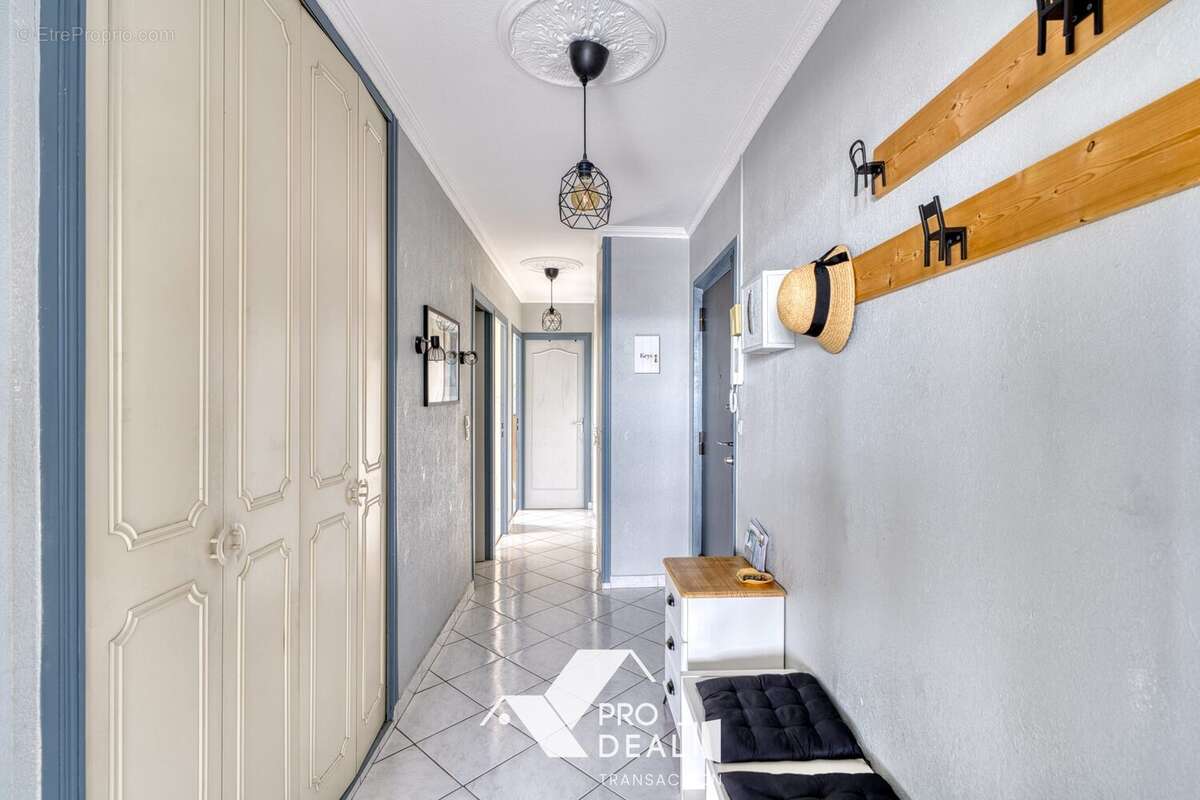 Appartement 88 m² à Saint-Priest  - photo 9