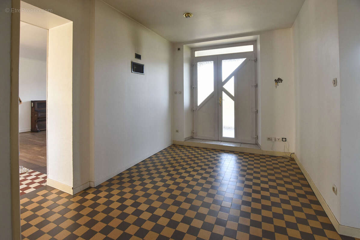 Devecey : Grande maison 248 m² sur 2016 m² de terrain avec dépendances - photo 8