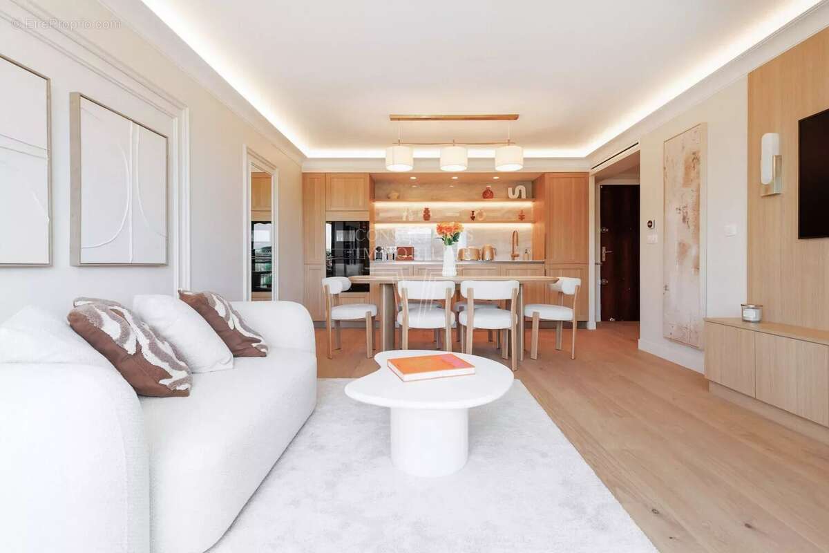 Cannes Hypercentre – Élégant 3 pièces rénové, étage élevé, plein sud et vue dégagée - photo 3