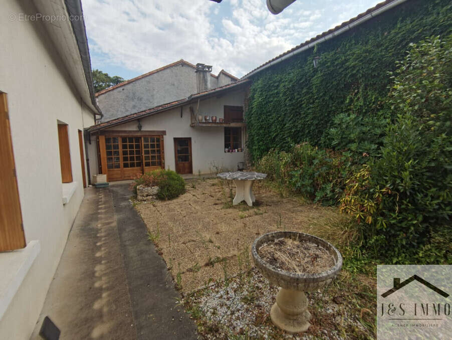 Maison à CHASSENEUIL-SUR-BONNIEURE