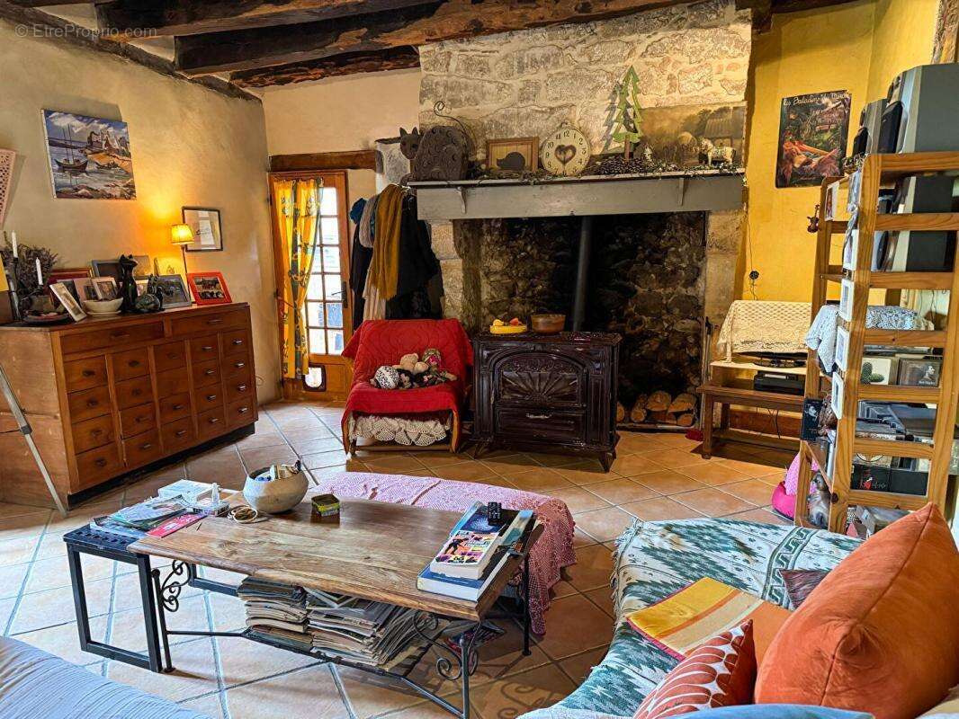 Longère et grange en pierre, 5 pièces, 3 chambres, puits, 6,5 ha jolie vue - photo 9
