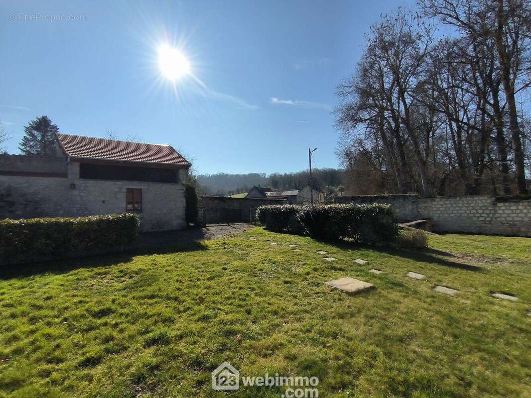 Érigé sur un terrain de 649 m² entièrement clos et sans vis-à-vis - Maison à PRESLES-ET-BOVES