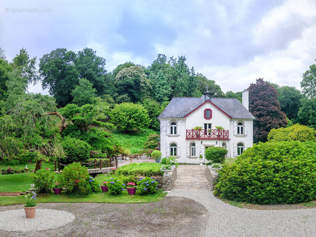 Maison 10 pièces 238 m² · à Chateauneuf-du-Faou · 238 m² · 582 400 €