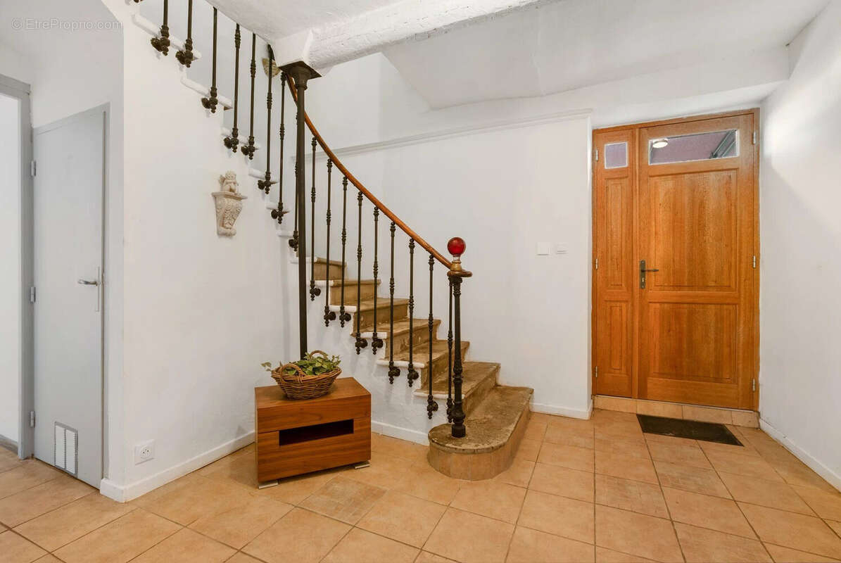 Maison 330 m² à Faugeres  - photo 3