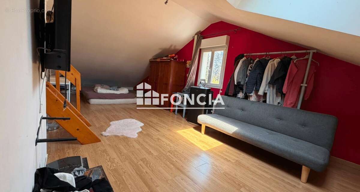 Le Montat, belle maison de 6 pieces, environ 134m2, sur une parcelle d'environ 2855 m2 - photo 10