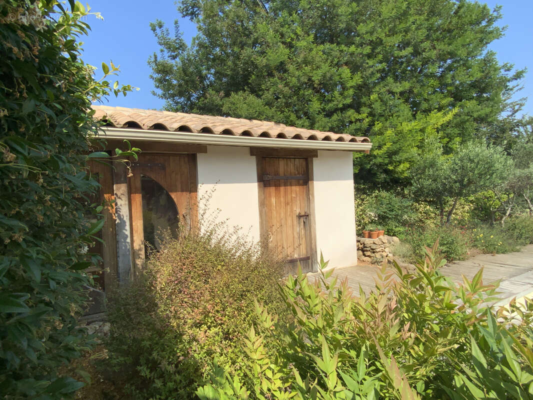 Maison de plain pied de 148 m2 avec piscine et T2 indépendant sur terrain de 1000 m2. - photo 12