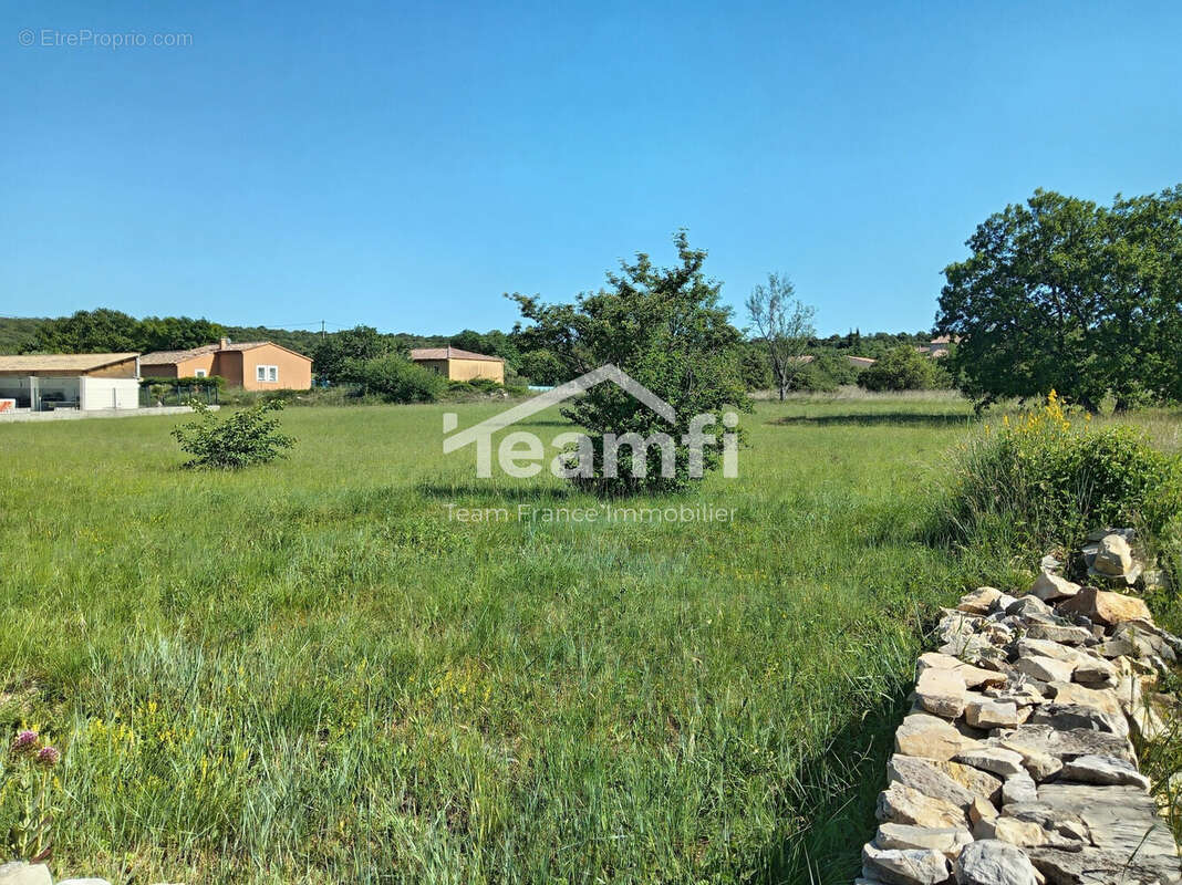 Terrain 1350 m² à Saint-Remeze  - photo 2