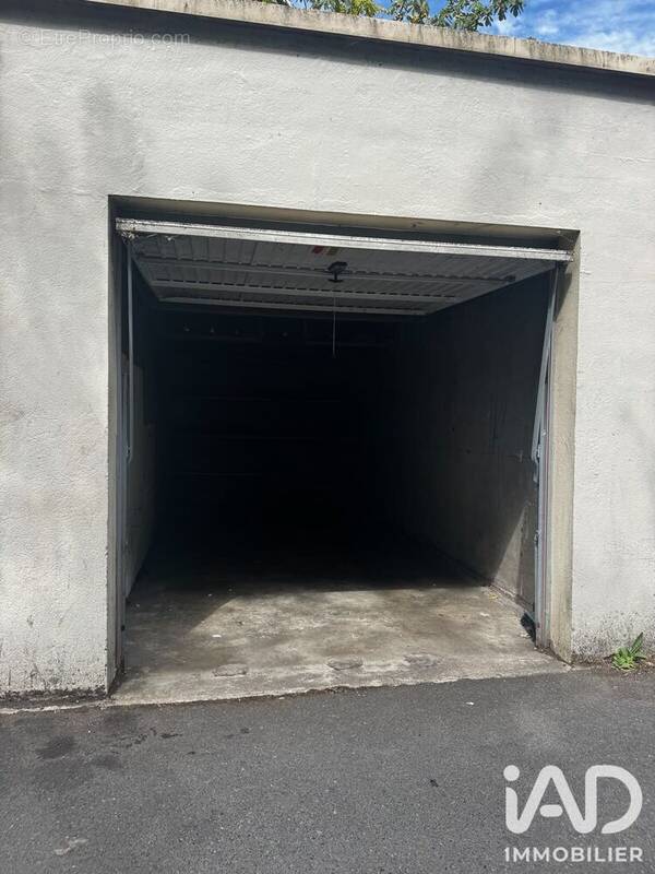 Photo 1 - Parking à VILLIERS-LE-BEL