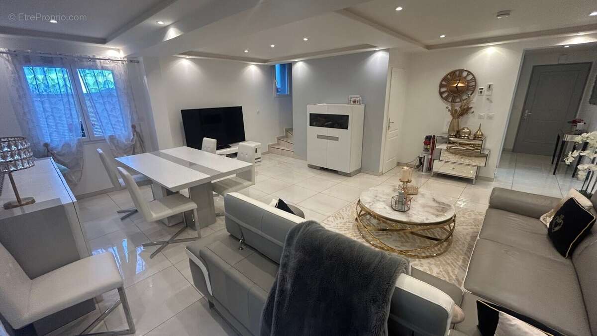 Maison a vendre a Vétraz Monthoux Salon Séjour - Maison à VETRAZ-MONTHOUX