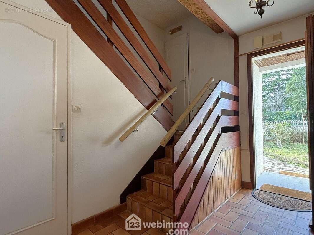 Depuis l'entrée, un escalier mène à l'étage. - Maison à JAUNAY-CLAN