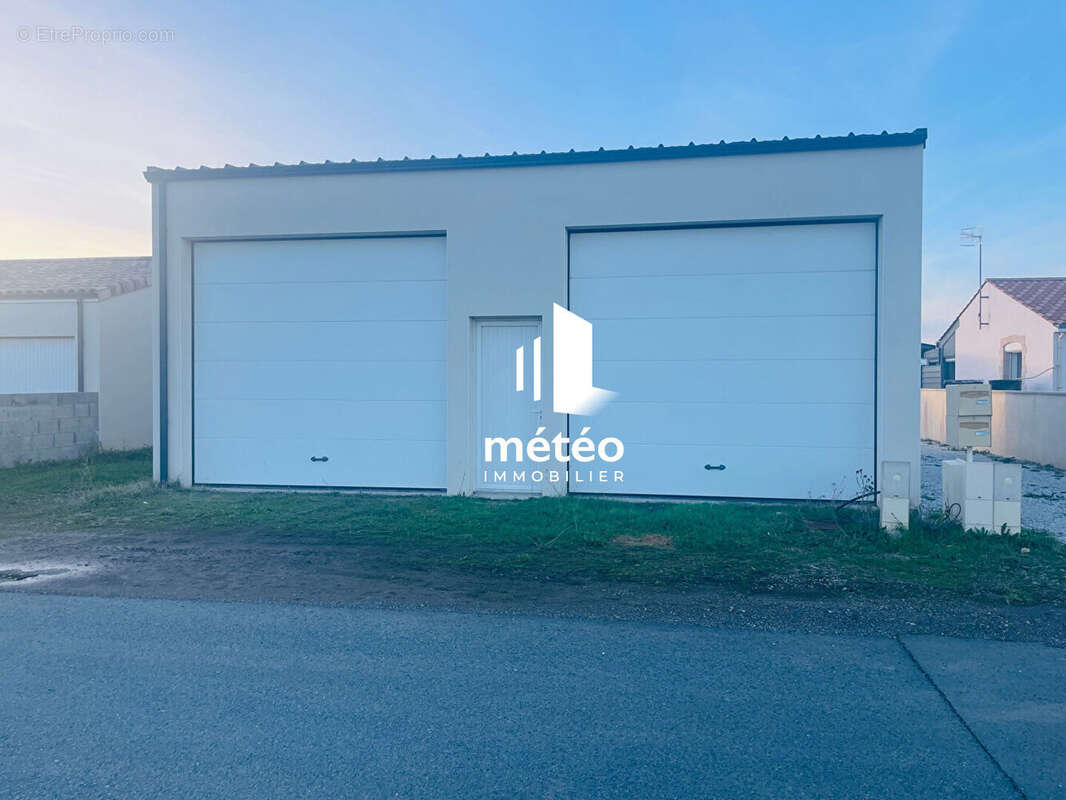 Parking à LONGEVILLE-SUR-MER