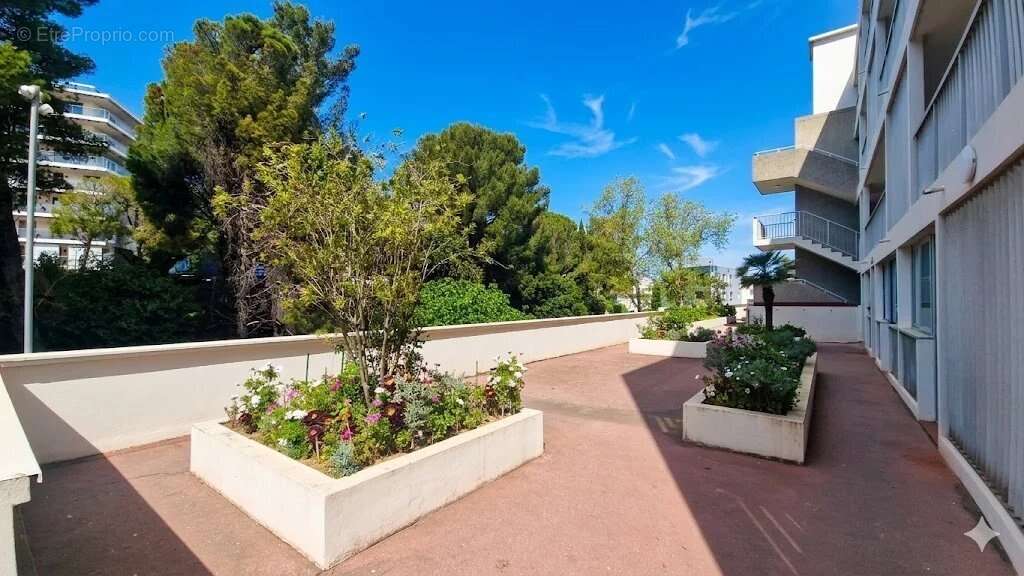 Appartement à SAINT-LAURENT-DU-VAR
