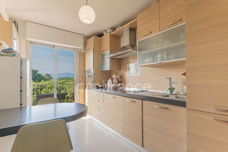 Appartement à SAINT-LAURENT-DU-VAR