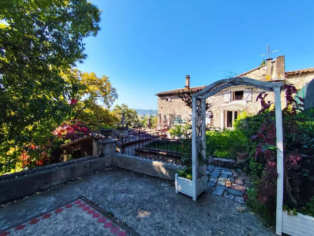 Maison à SAINT-MONTAN